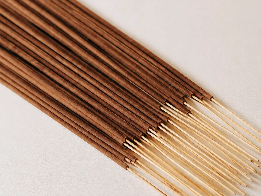 Jid Sung 32.1 incense sticks arranged diagonally, showing exposed pale bamboo cores