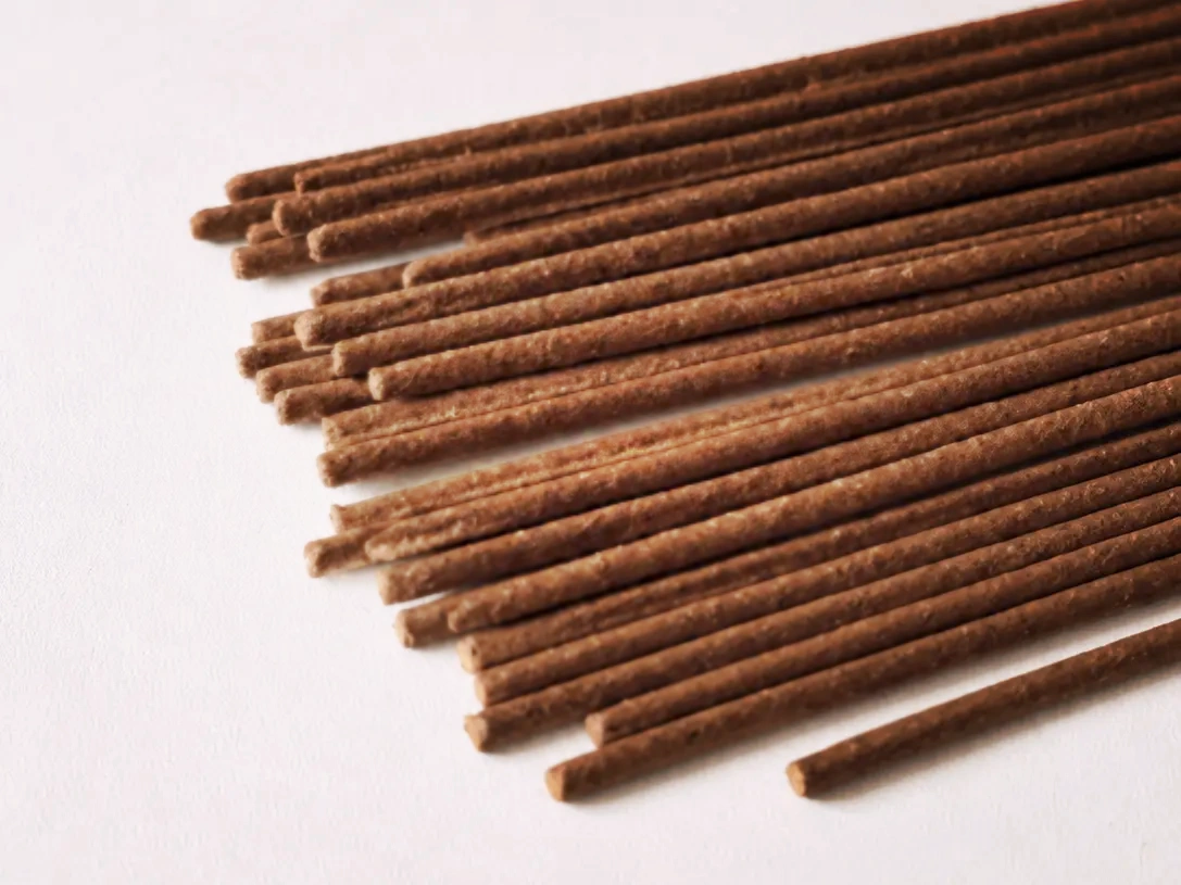 Close-up of Smoky Sman — Gla Tsi 32.2 incense sticks arranged diagonally
