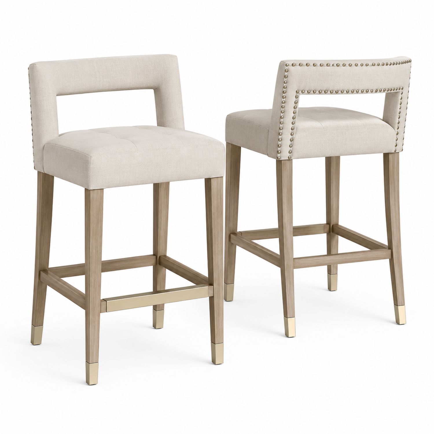 Taburetes de lino beige con patas de madera y detalles metálicos