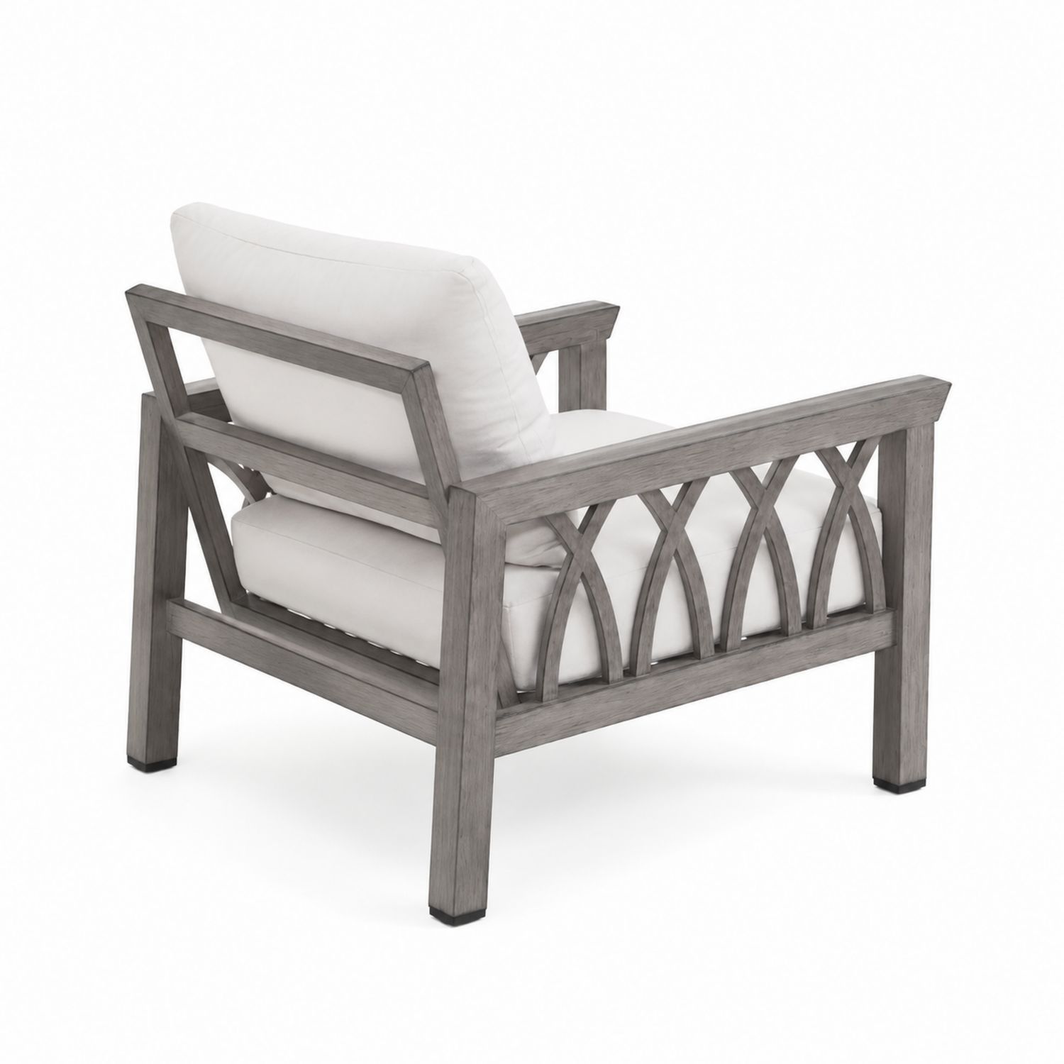 Sillón de madera con cojines blancos