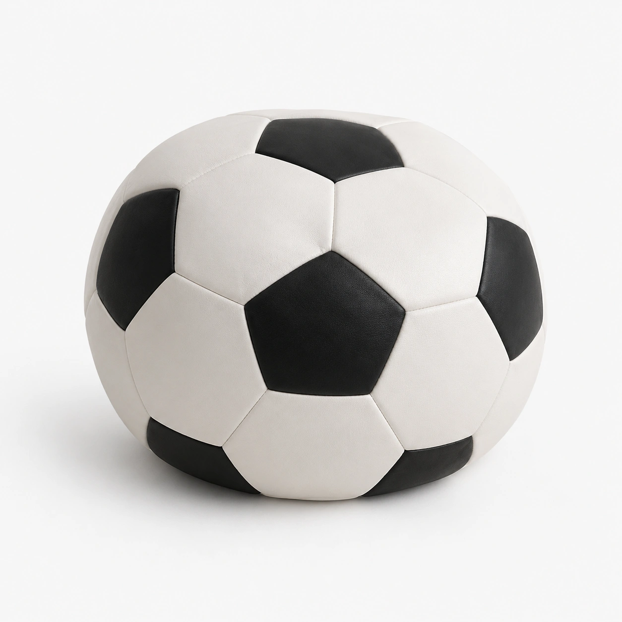 Puff con forma de balon de futbol color blanco y negro