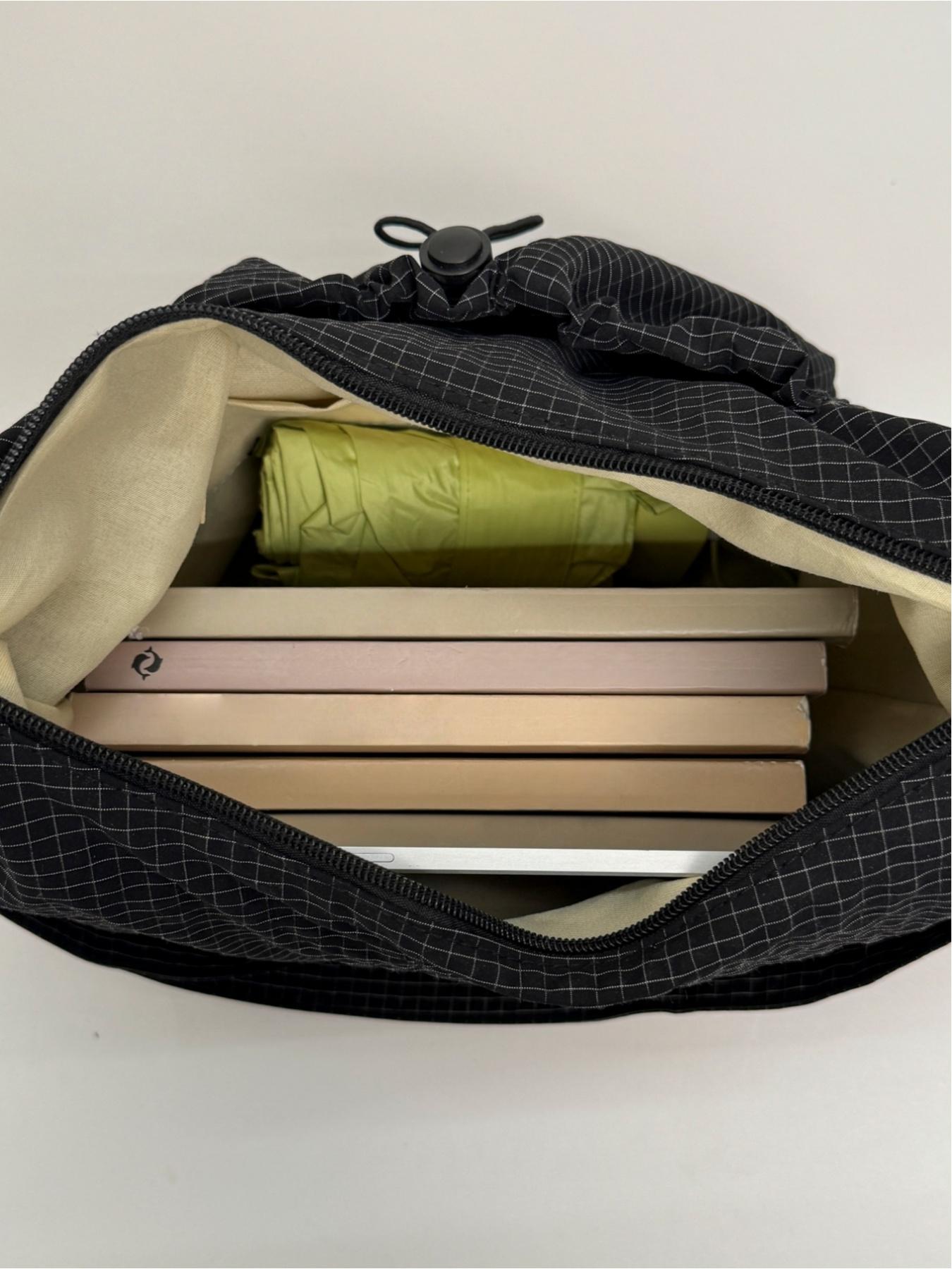 Japanese-style minimalist plaid canvas bag, large capacity, 2025 new autumn/winter casual shoulder/crossbody bag, high-end commuter dumpling bag, zip closure, suitable for campus, workplace, commuting, casual shopping, and everyday accessories. Japanese-style minimalist plaid canvas bag, large capacity, 2025 new autumn/winter casual shoulder/crossbody bag, high-end commuter dumpling bag, zip closure, suitable for campus, workplace, commuting, casual shopping, and everyday accessories.