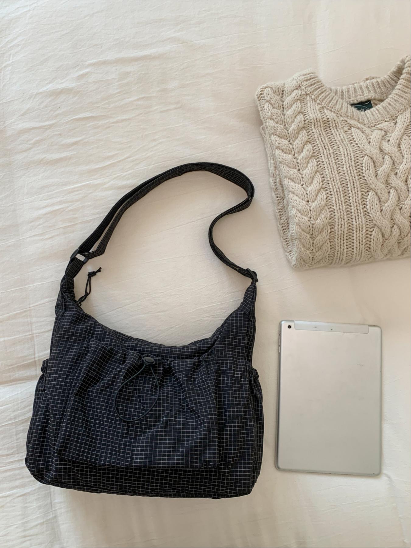 Japanese-style minimalist plaid canvas bag, large capacity, 2025 new autumn/winter casual shoulder/crossbody bag, high-end commuter dumpling bag, zip closure, suitable for campus, workplace, commuting, casual shopping, and everyday accessories. Japanese-style minimalist plaid canvas bag, large capacity, 2025 new autumn/winter casual shoulder/crossbody bag, high-end commuter dumpling bag, zip closure, suitable for campus, workplace, commuting, casual shopping, and everyday accessories.