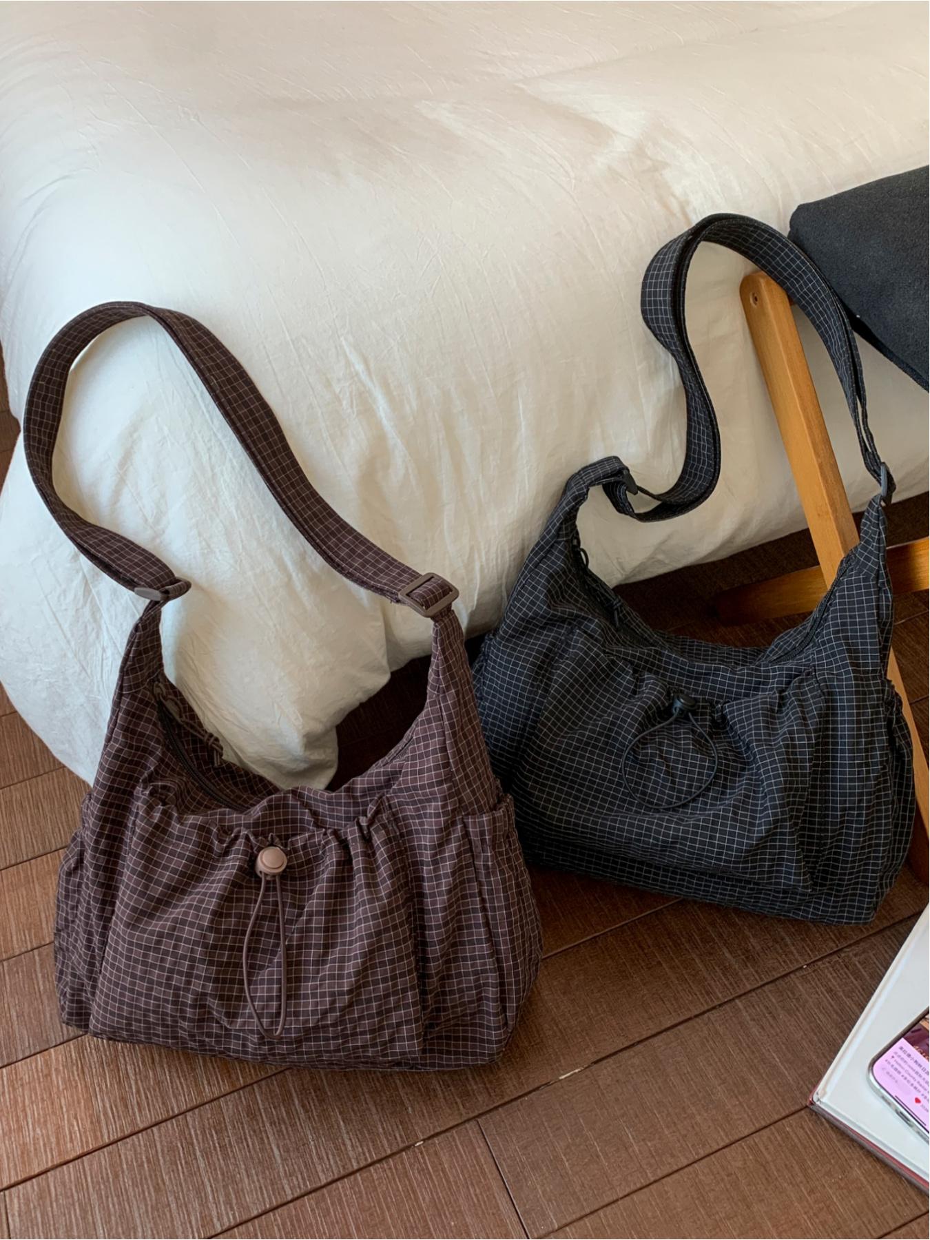 Japanese-style minimalist plaid canvas bag, large capacity, 2025 new autumn/winter casual shoulder/crossbody bag, high-end commuter dumpling bag, zip closure, suitable for campus, workplace, commuting, casual shopping, and everyday accessories. Japanese-style minimalist plaid canvas bag, large capacity, 2025 new autumn/winter casual shoulder/crossbody bag, high-end commuter dumpling bag, zip closure, suitable for campus, workplace, commuting, casual shopping, and everyday accessories.