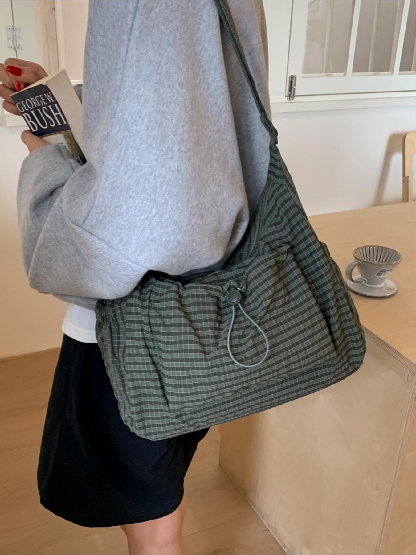 Japanese-style minimalist plaid canvas bag, large capacity, 2025 new autumn/winter casual shoulder/crossbody bag, high-end commuter dumpling bag, zip closure, suitable for campus, workplace, commuting, casual shopping, and everyday accessories. Japanese-style minimalist plaid canvas bag, large capacity, 2025 new autumn/winter casual shoulder/crossbody bag, high-end commuter dumpling bag, zip closure, suitable for campus, workplace, commuting, casual shopping, and everyday accessories.
