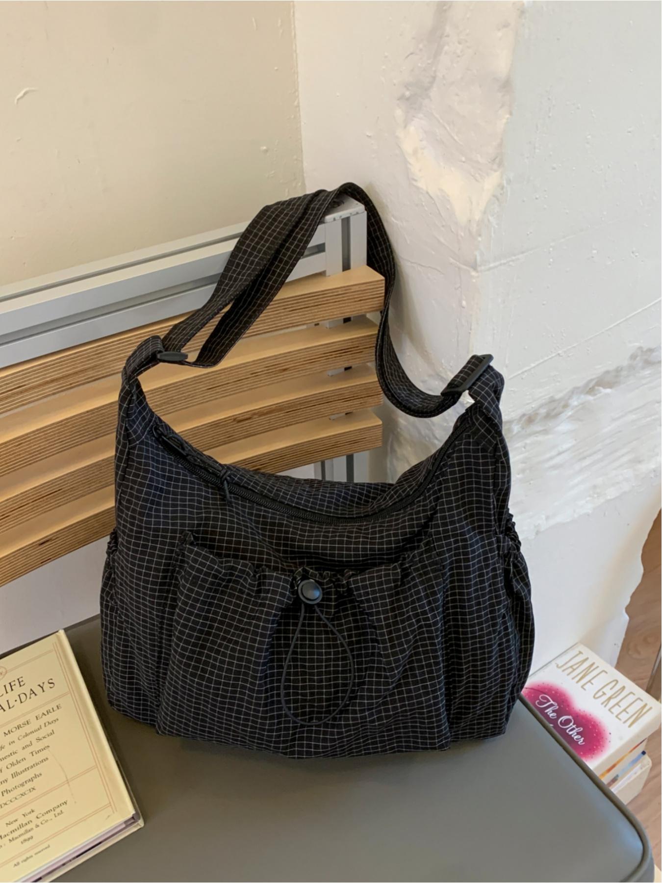 Japanese-style minimalist plaid canvas bag, large capacity, 2025 new autumn/winter casual shoulder/crossbody bag, high-end commuter dumpling bag, zip closure, suitable for campus, workplace, commuting, casual shopping, and everyday accessories. Japanese-style minimalist plaid canvas bag, large capacity, 2025 new autumn/winter casual shoulder/crossbody bag, high-end commuter dumpling bag, zip closure, suitable for campus, workplace, commuting, casual shopping, and everyday accessories.