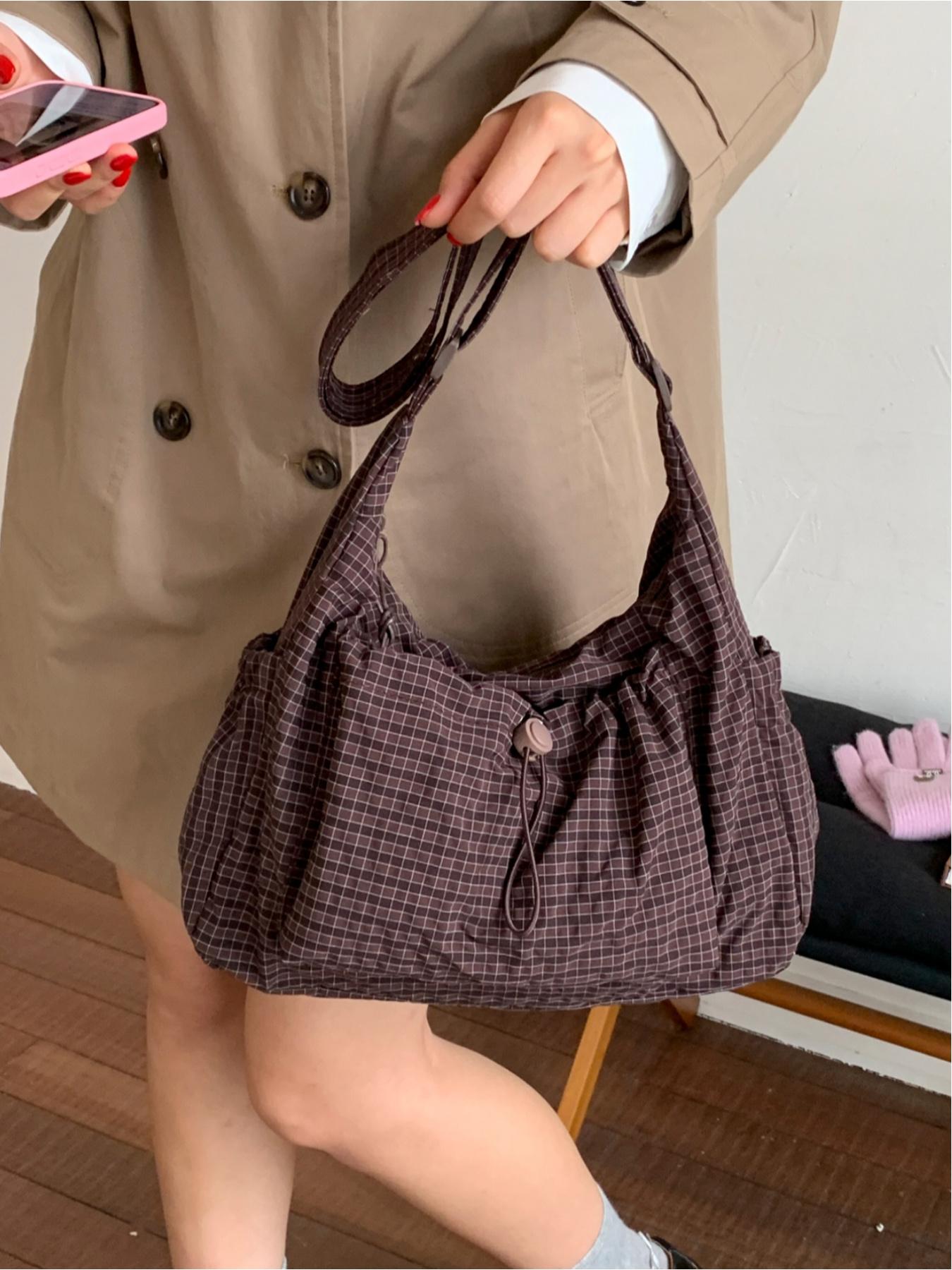 Japanese-style minimalist plaid canvas bag, large capacity, 2025 new autumn/winter casual shoulder/crossbody bag, high-end commuter dumpling bag, zip closure, suitable for campus, workplace, commuting, casual shopping, and everyday accessories. Japanese-style minimalist plaid canvas bag, large capacity, 2025 new autumn/winter casual shoulder/crossbody bag, high-end commuter dumpling bag, zip closure, suitable for campus, workplace, commuting, casual shopping, and everyday accessories.