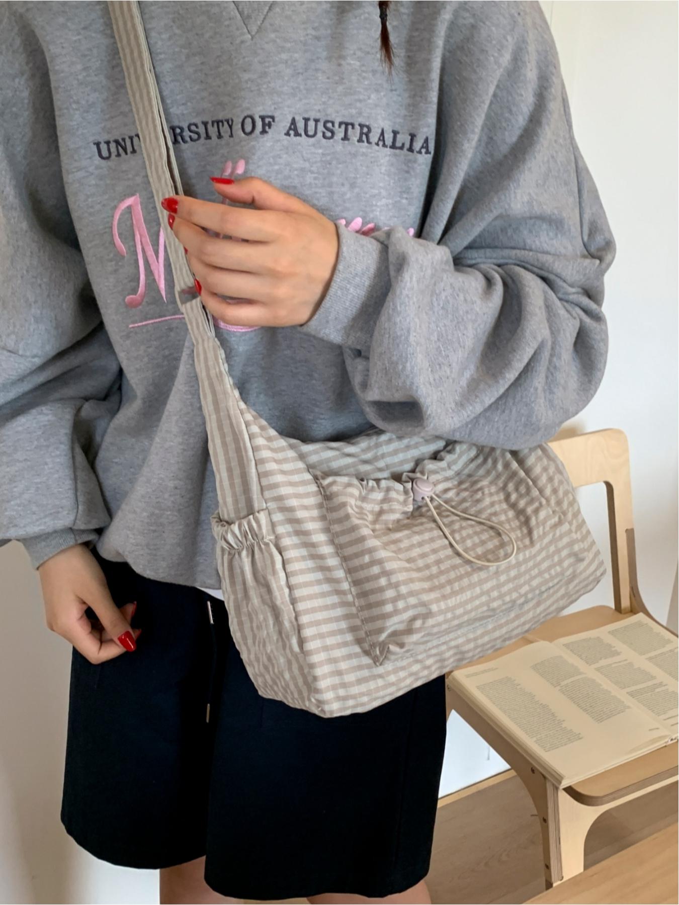 Japanese-style minimalist plaid canvas bag, large capacity, 2025 new autumn/winter casual shoulder/crossbody bag, high-end commuter dumpling bag, zip closure, suitable for campus, workplace, commuting, casual shopping, and everyday accessories. Japanese-style minimalist plaid canvas bag, large capacity, 2025 new autumn/winter casual shoulder/crossbody bag, high-end commuter dumpling bag, zip closure, suitable for campus, workplace, commuting, casual shopping, and everyday accessories.