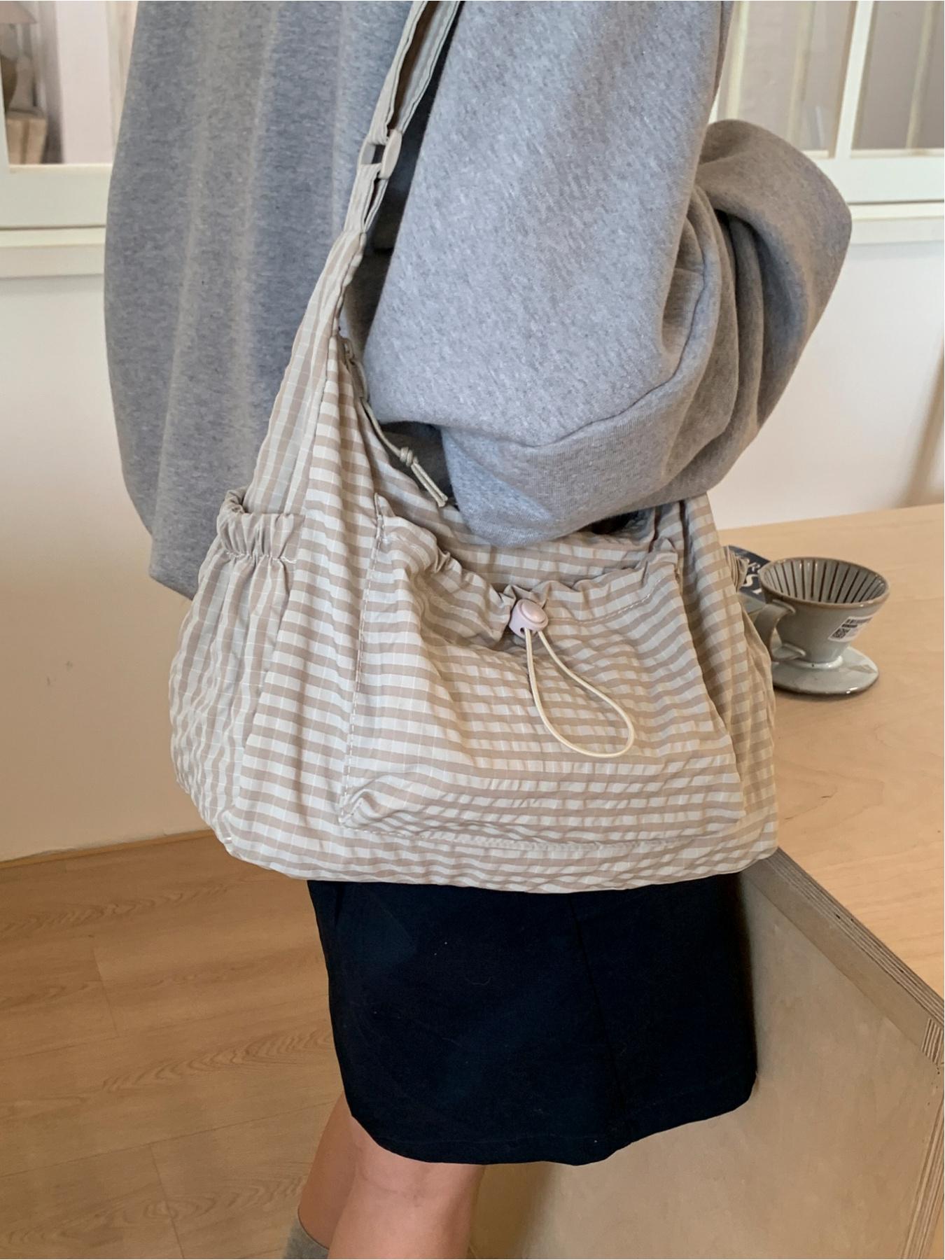 Japanese-style minimalist plaid canvas bag, large capacity, 2025 new autumn/winter casual shoulder/crossbody bag, high-end commuter dumpling bag, zip closure, suitable for campus, workplace, commuting, casual shopping, and everyday accessories. Japanese-style minimalist plaid canvas bag, large capacity, 2025 new autumn/winter casual shoulder/crossbody bag, high-end commuter dumpling bag, zip closure, suitable for campus, workplace, commuting, casual shopping, and everyday accessories.