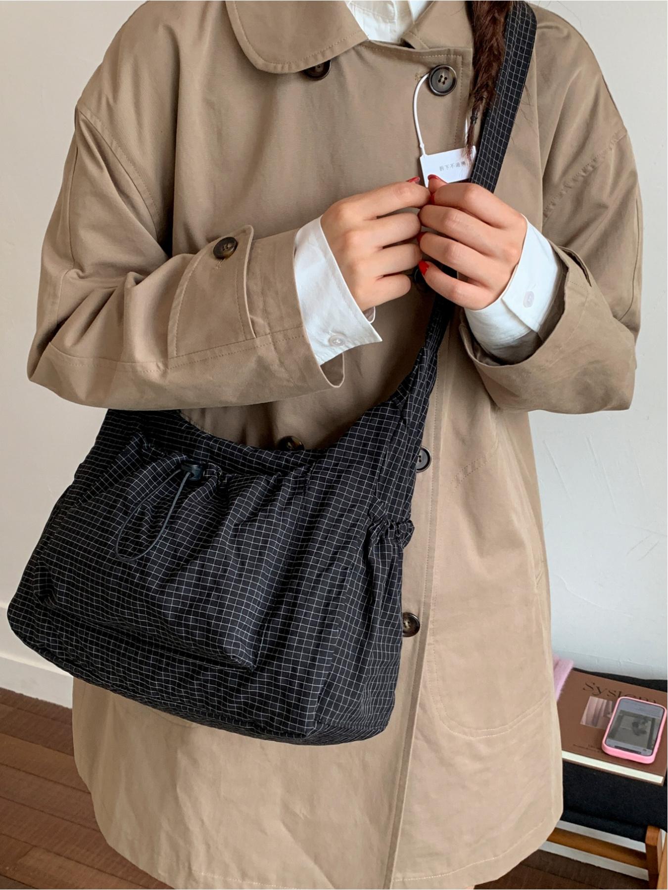 Japanese-style minimalist plaid canvas bag, large capacity, 2025 new autumn/winter casual shoulder/crossbody bag, high-end commuter dumpling bag, zip closure, suitable for campus, workplace, commuting, casual shopping, and everyday accessories. Japanese-style minimalist plaid canvas bag, large capacity, 2025 new autumn/winter casual shoulder/crossbody bag, high-end commuter dumpling bag, zip closure, suitable for campus, workplace, commuting, casual shopping, and everyday accessories.