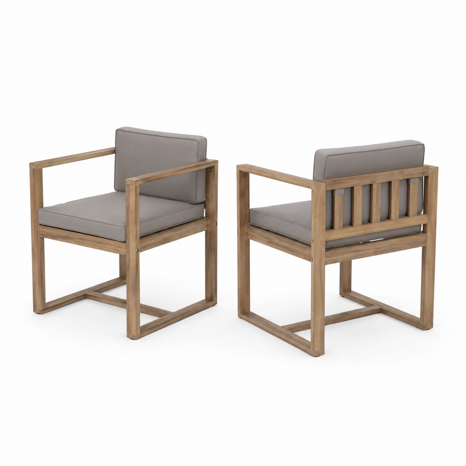 Set aus Holzstühlen mit grauen Kissen