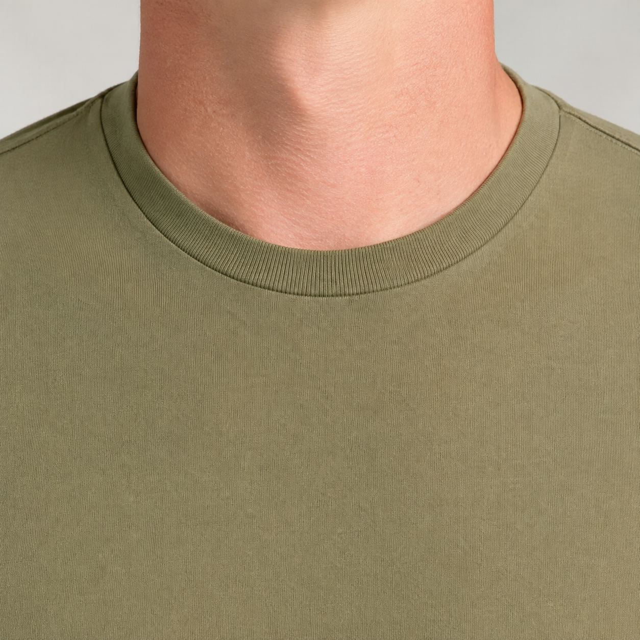 Crew neck collar and soft jersey fabric detail