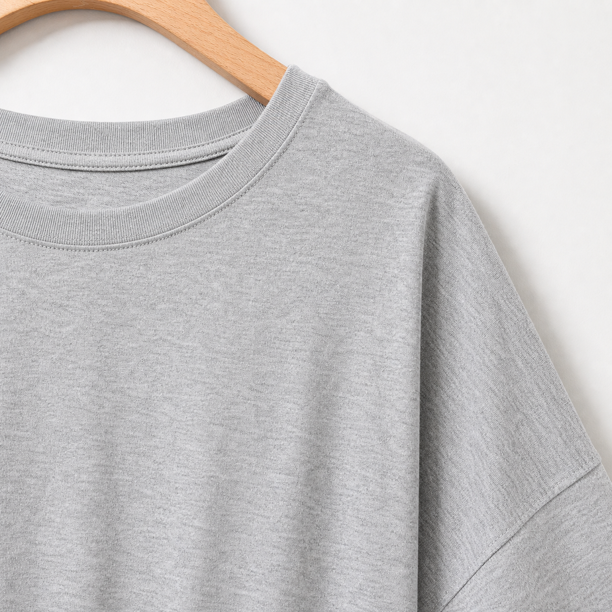 Crew neck and shoulder seam detail