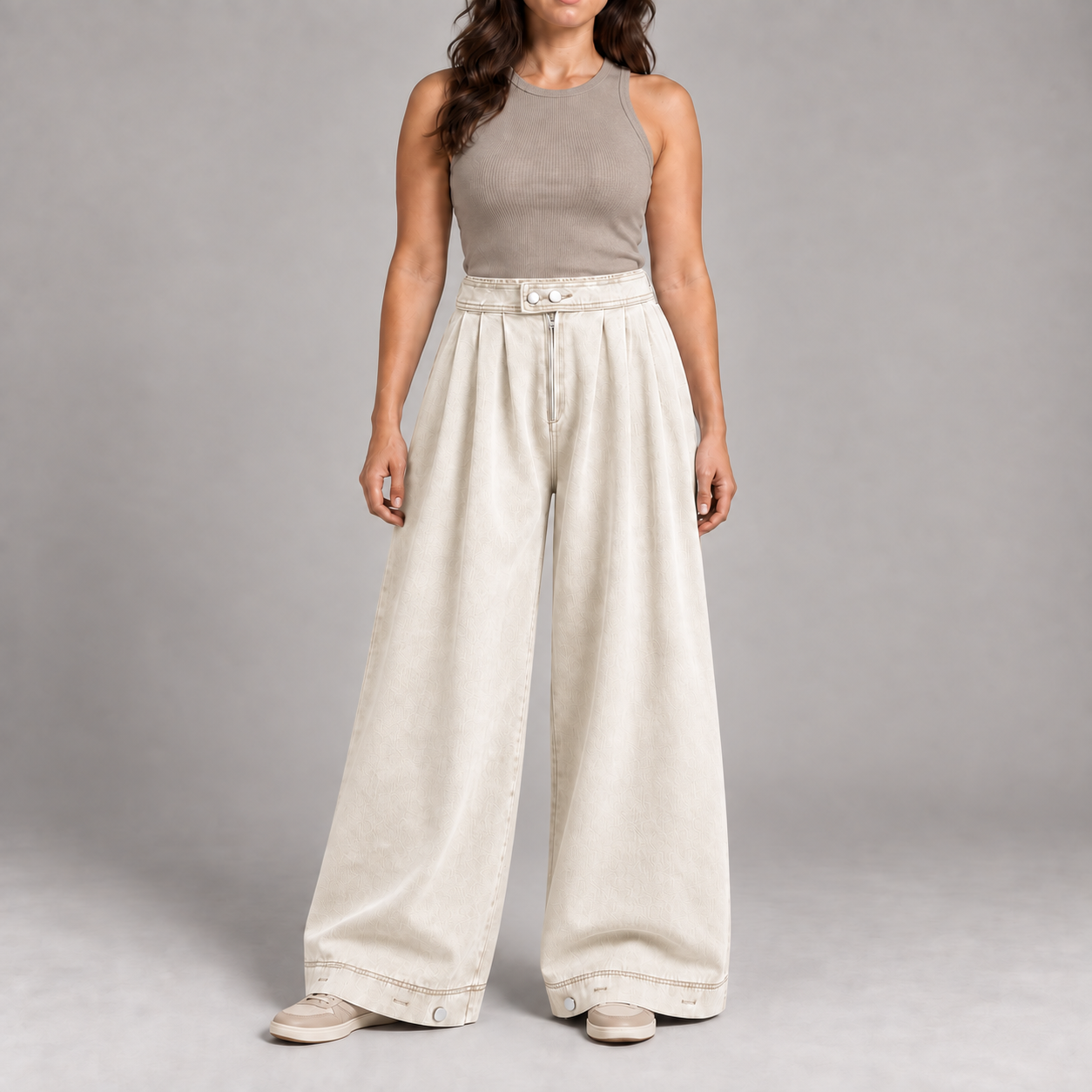 Woman wearing the Ecru White pleated balloon jeans color option
