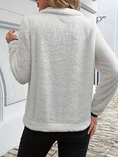 Women's pullover hoodies are suitable for autumn and winter wear.