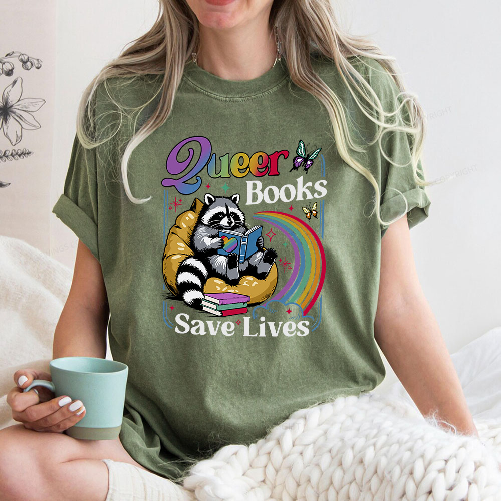 Pagewings „Queer Books Save Lives“-Unisex-T-Shirt (im Used-Look)