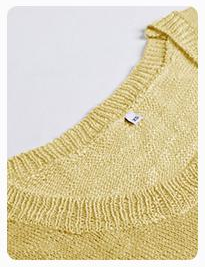 Sleeveless knit neckline detail