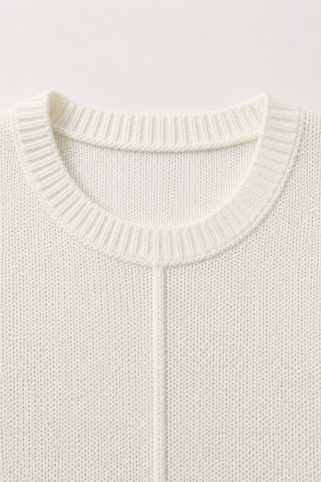 Round neckline knit detail