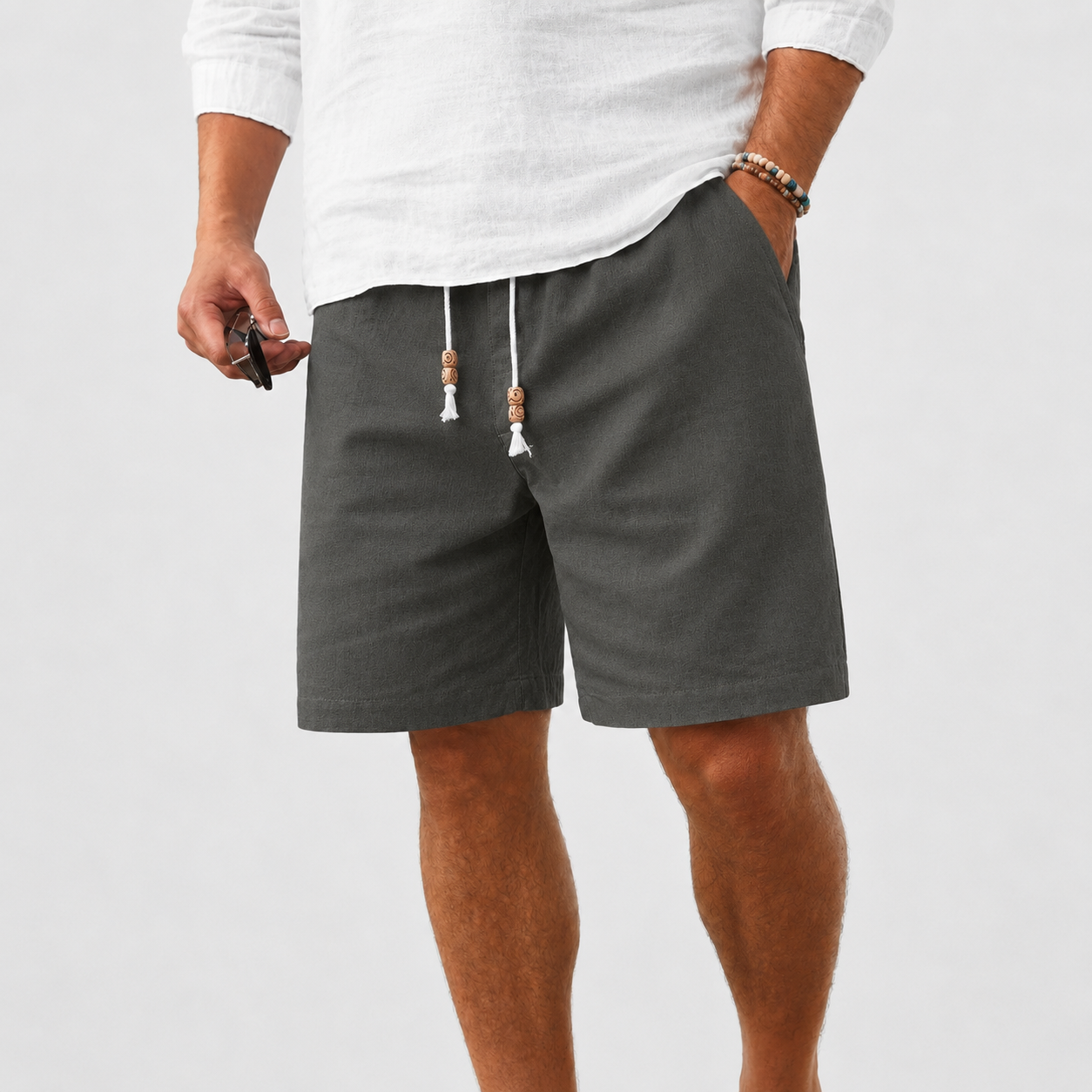 Men's linen shorts, elastic waistband with drawstring, casual style.