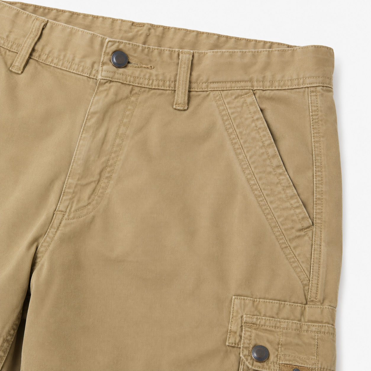 Waist and slanted hand pocket detail of the cargo capri pants