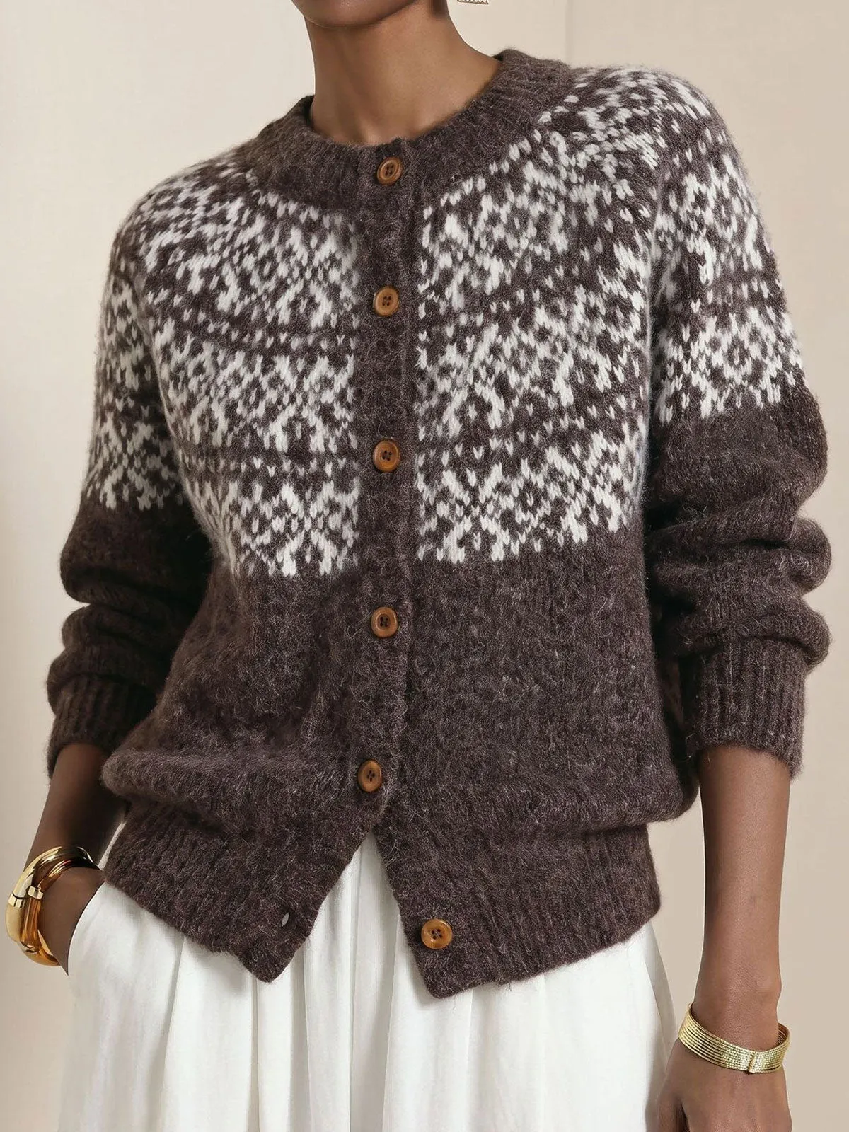 Damen-Strickjacke mit Rundhalsausschnitt, Knopfleiste und langen Ärmeln im Fair-Isle-Muster