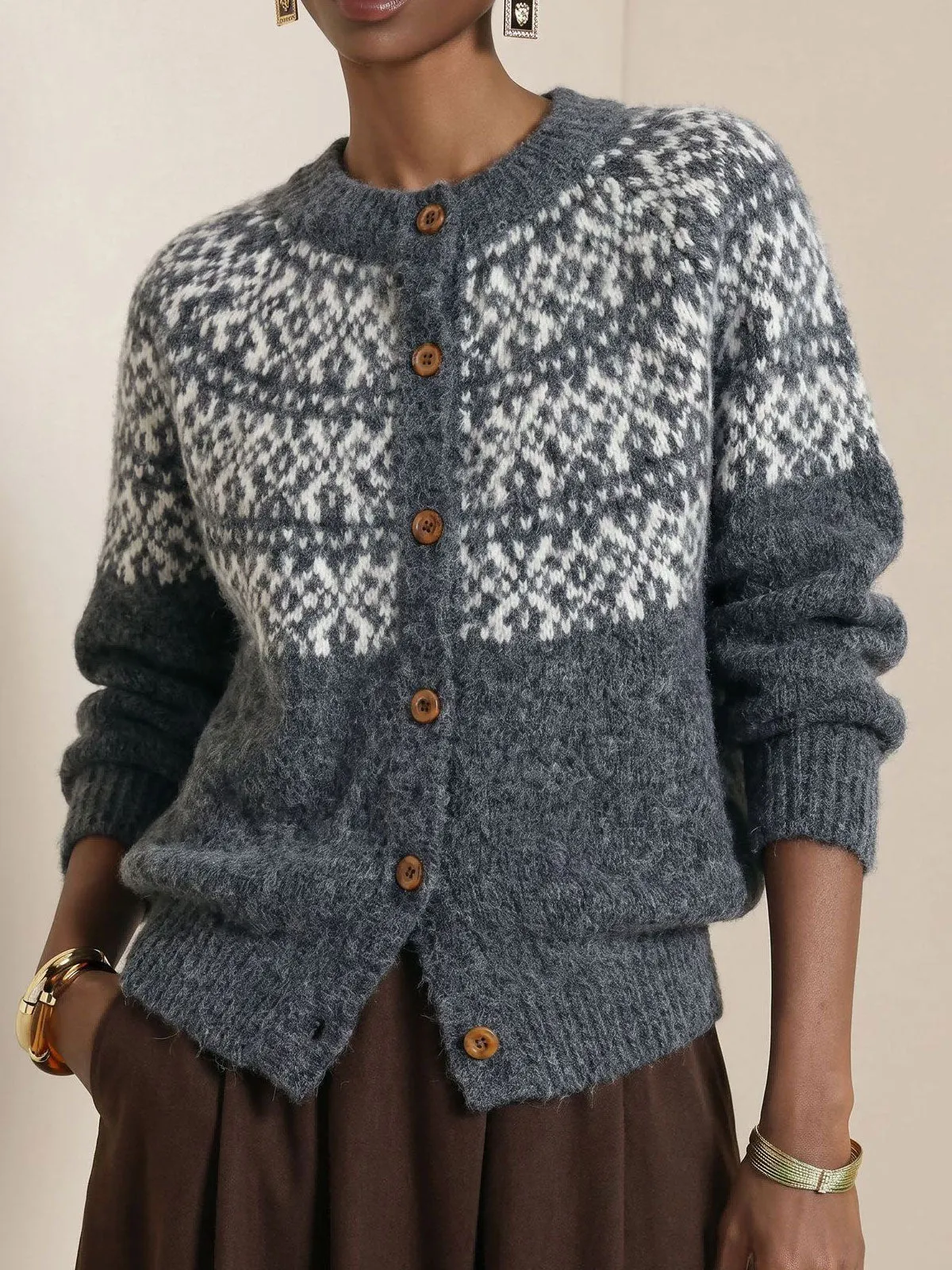 Damen-Strickjacke mit Rundhalsausschnitt, Knopfleiste und langen Ärmeln im Fair-Isle-Muster