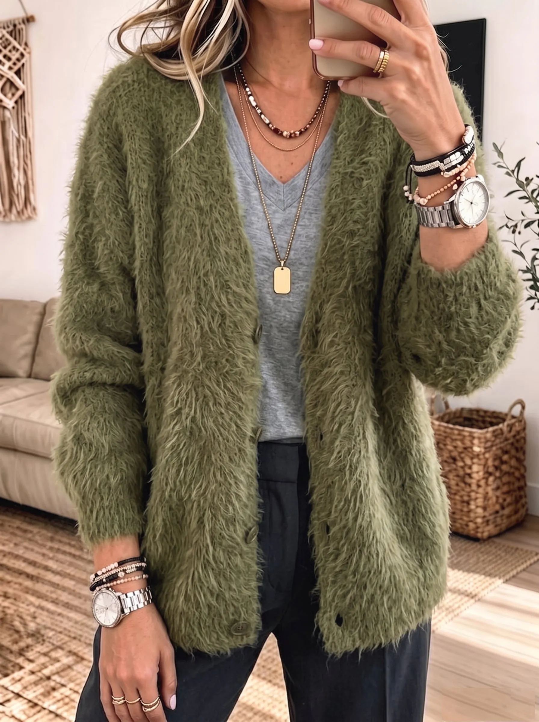 V-Ausschnitt, flauschiger, zotteliger Strickcardigan mit Knopfleiste und langen Ärmeln