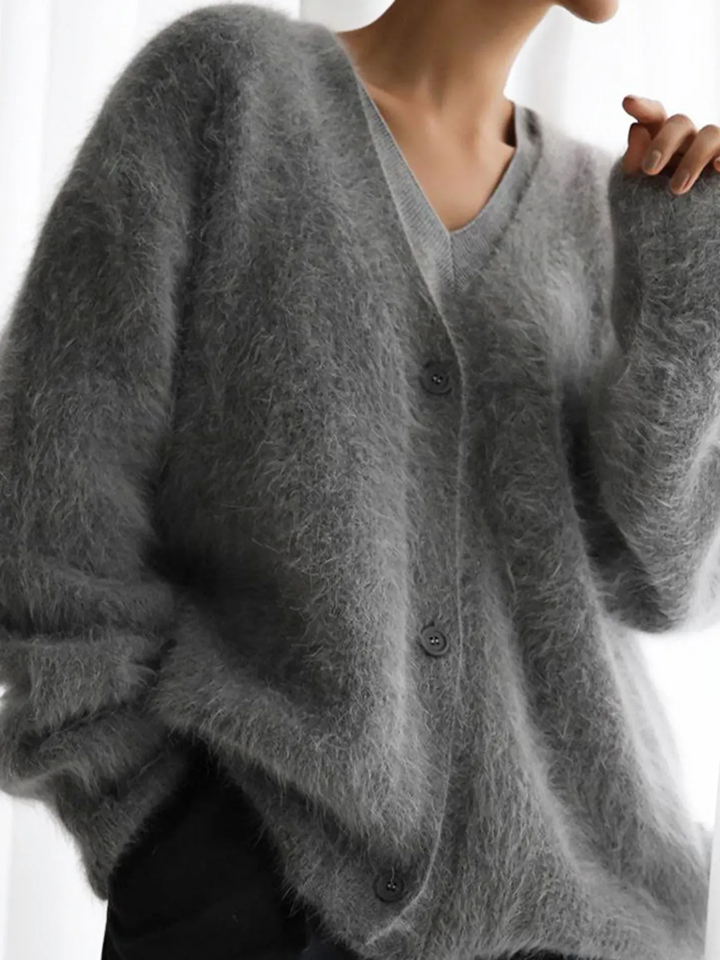 V-Ausschnitt, flauschiger, zotteliger Strickcardigan mit Knopfleiste und langen Ärmeln