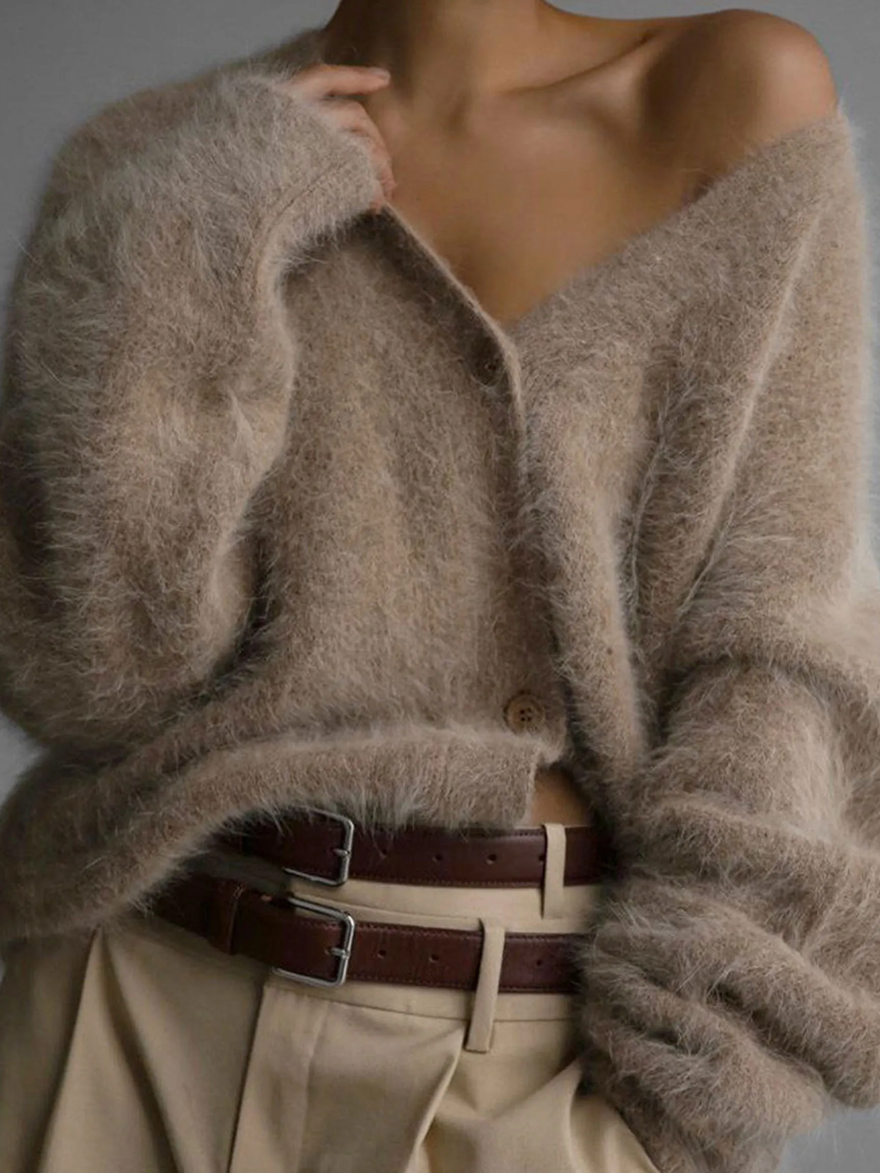 V-Ausschnitt, flauschiger, zotteliger Strickcardigan mit Knopfleiste und langen Ärmeln