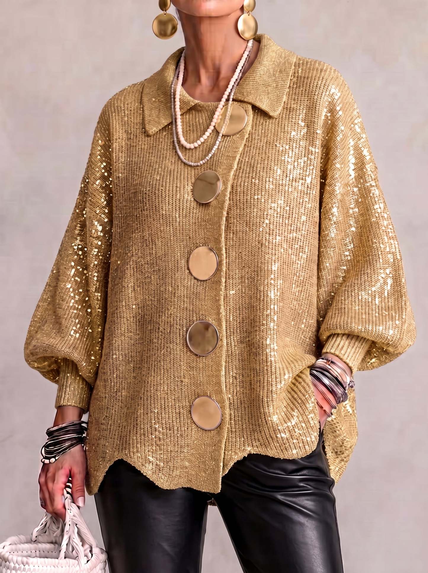 Oversize-Strickjacke mit Kragen und großen Metallknöpfen