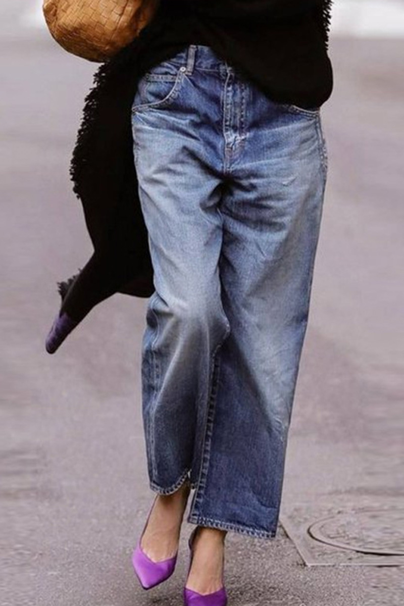 Ladie’s Relaxed Mid Rise Fit Straight Leg Jeans