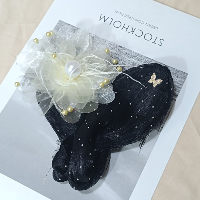 Blossom Twist Hair Clip: Effortless Floral Elegance for Every Look