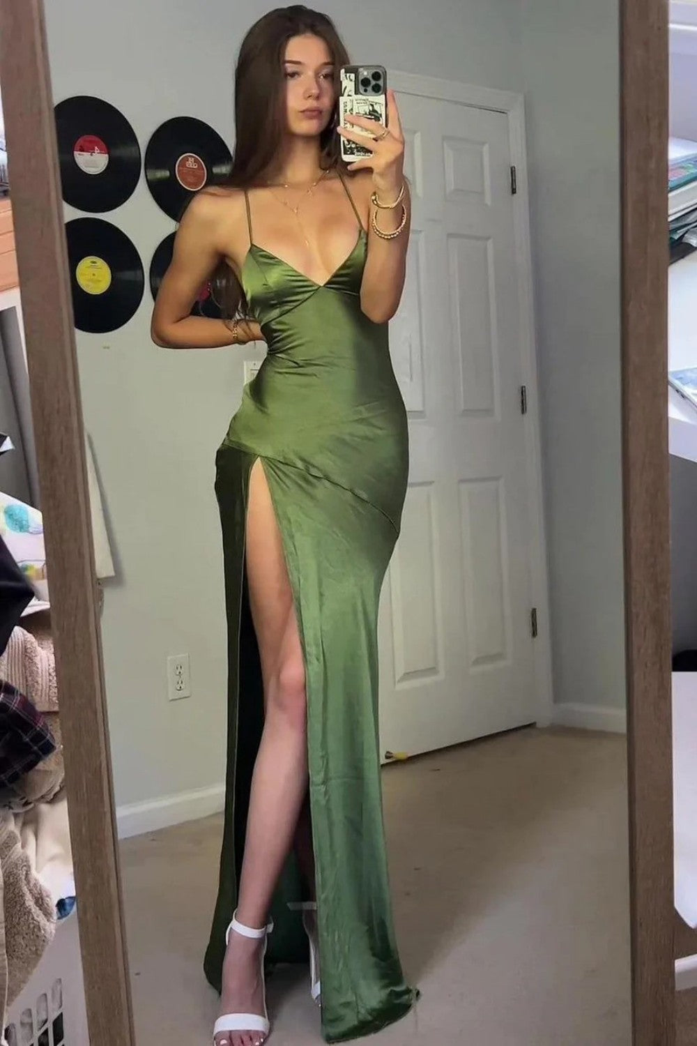 Chic Green Satin Evening Dress with V Neck Bodice and High Slit
