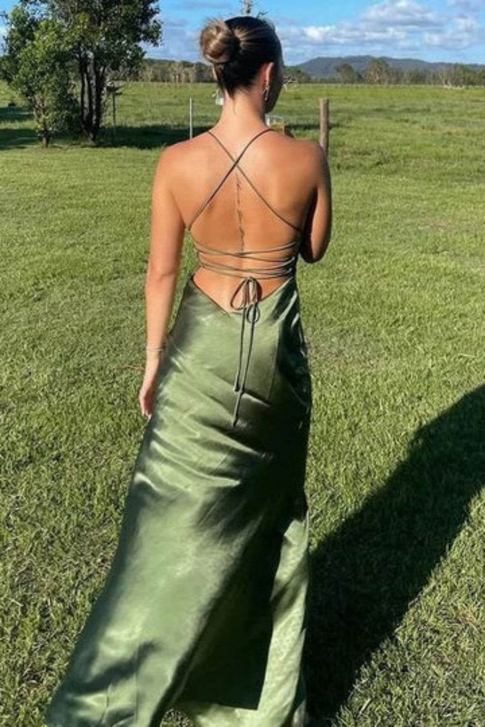 Chic Green Satin Evening Dress with V Neck Bodice and High Slit