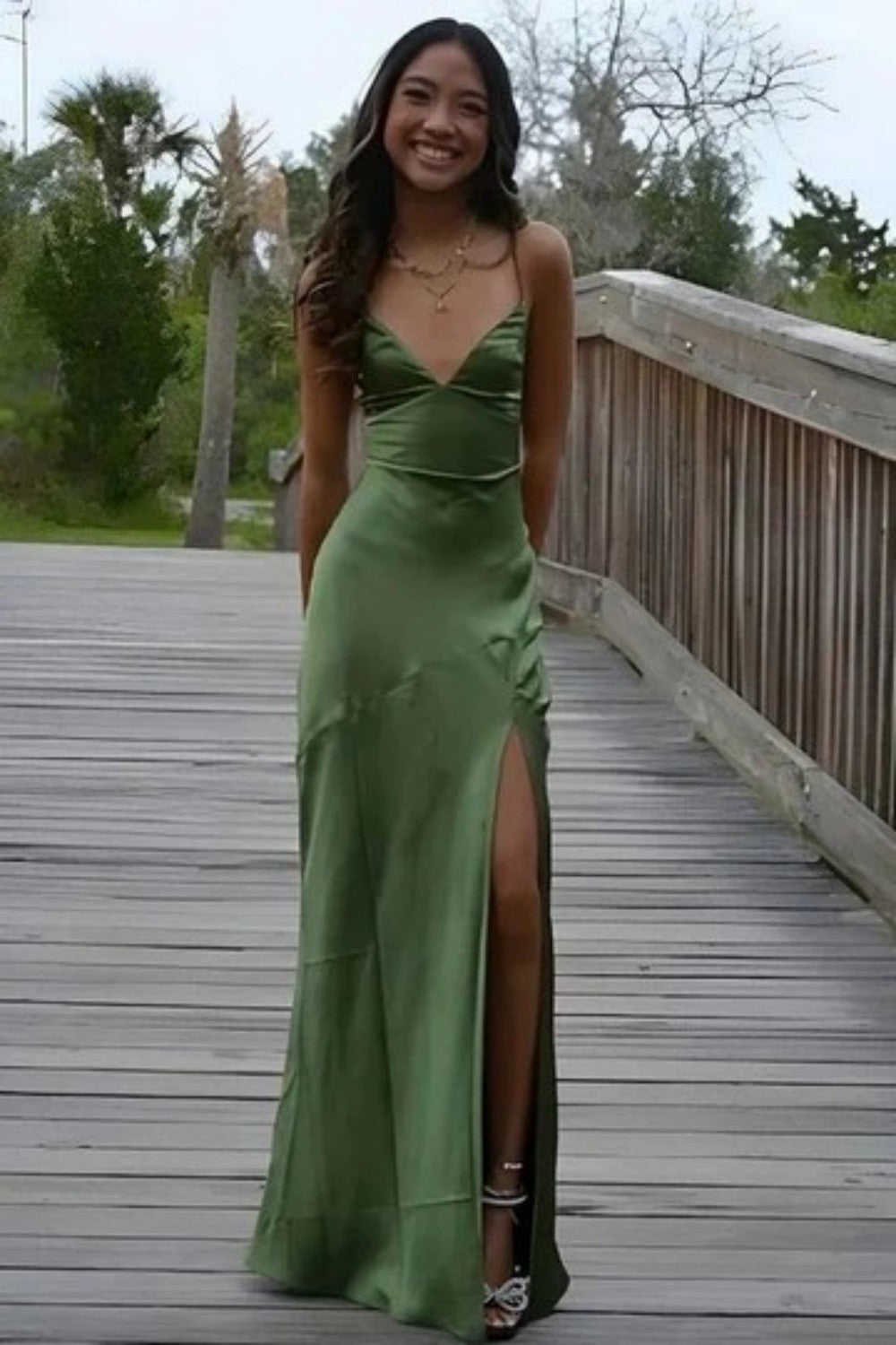 Chic Green Satin Evening Dress with V Neck Bodice and High Slit