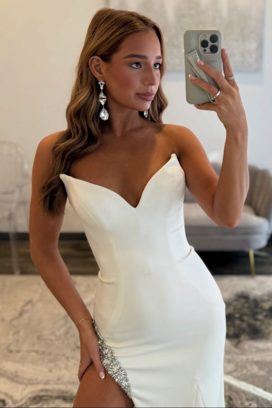 Elegant Mermaid Sweetheart White Long Prom Dress with Beading
