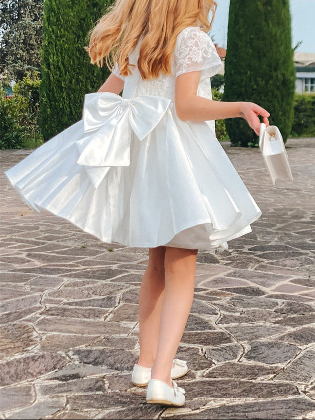 A-Line/Princess Scoop Short Sleeves Knee-Length Pleated Flower Girl Dresses with Bows & Lace Appliques