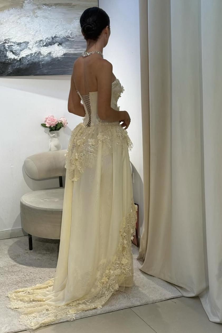 Vintage-Inspired Sweetheart Yellow Lace Prom Gown with Structured Bodice