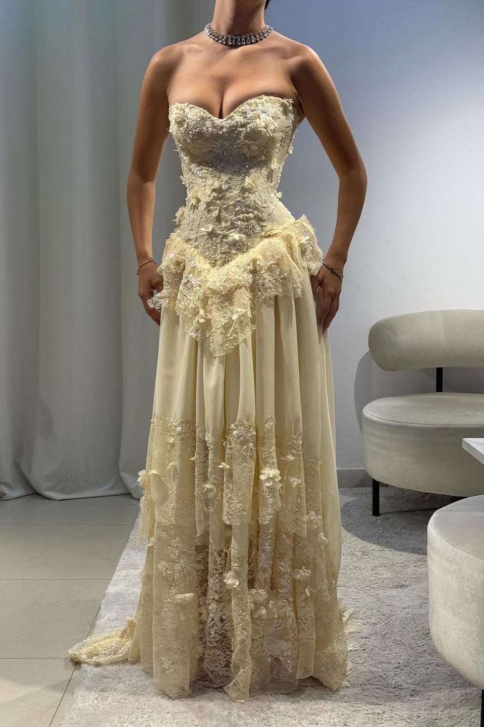 Vintage-Inspired Sweetheart Yellow Lace Prom Gown with Structured Bodice
