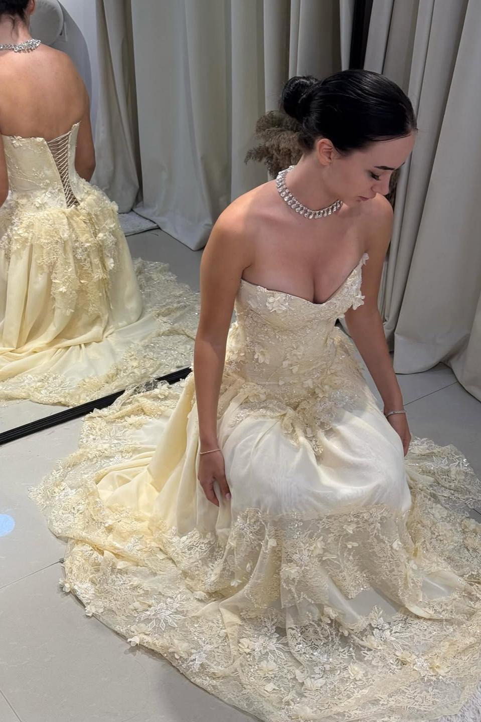 Vintage-Inspired Sweetheart Yellow Lace Prom Gown with Structured Bodice