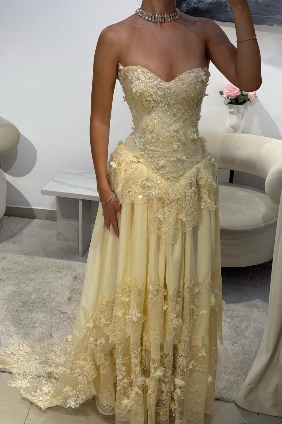 Vintage-Inspired Sweetheart Yellow Lace Prom Gown with Structured Bodice