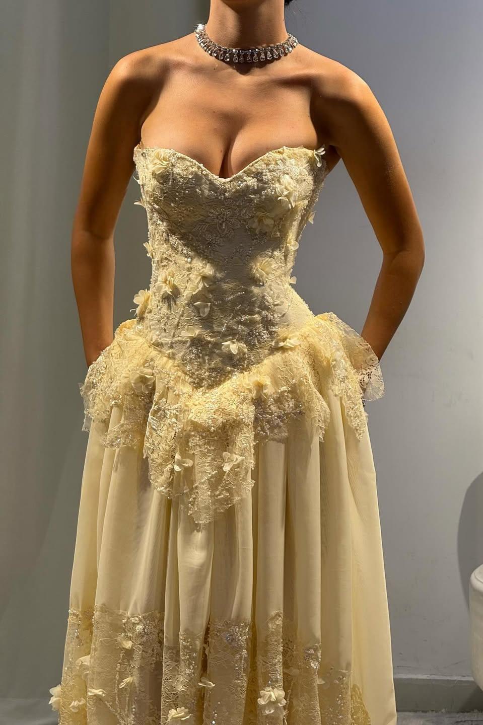 Vintage-Inspired Sweetheart Yellow Lace Prom Gown with Structured Bodice
