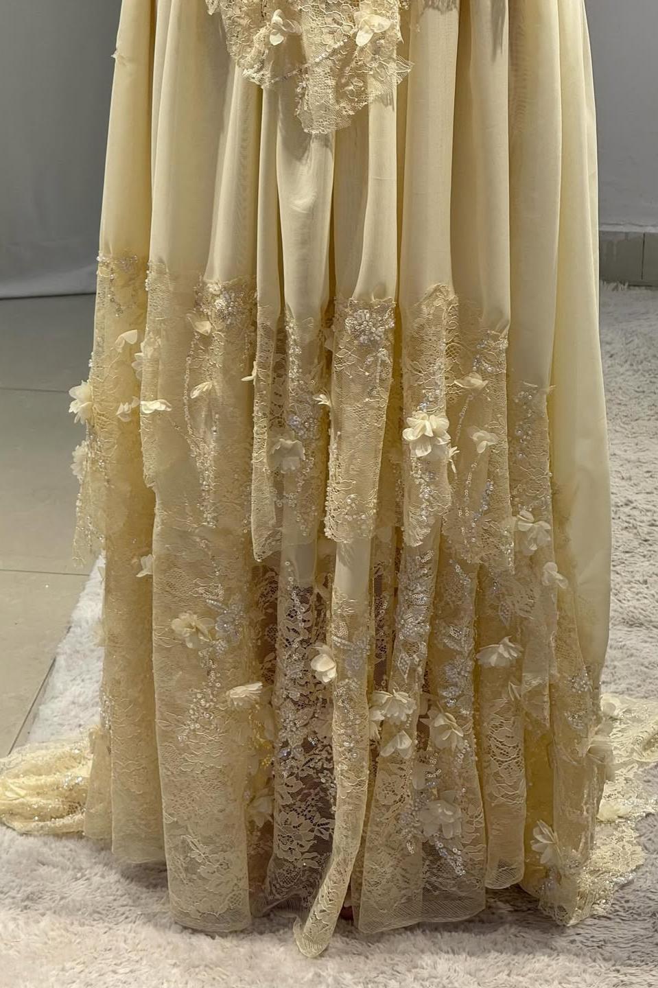 Vintage-Inspired Sweetheart Yellow Lace Prom Gown with Structured Bodice
