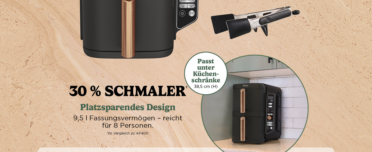 Der Text lautet „30% SCHMALER“. Das Produkt scheint ein elegantes elektronisches Gerät oder eine Halterung zu sein, die aus verschiedenen Blickwinkeln vor einem beigen Hintergrund dargestellt wird.