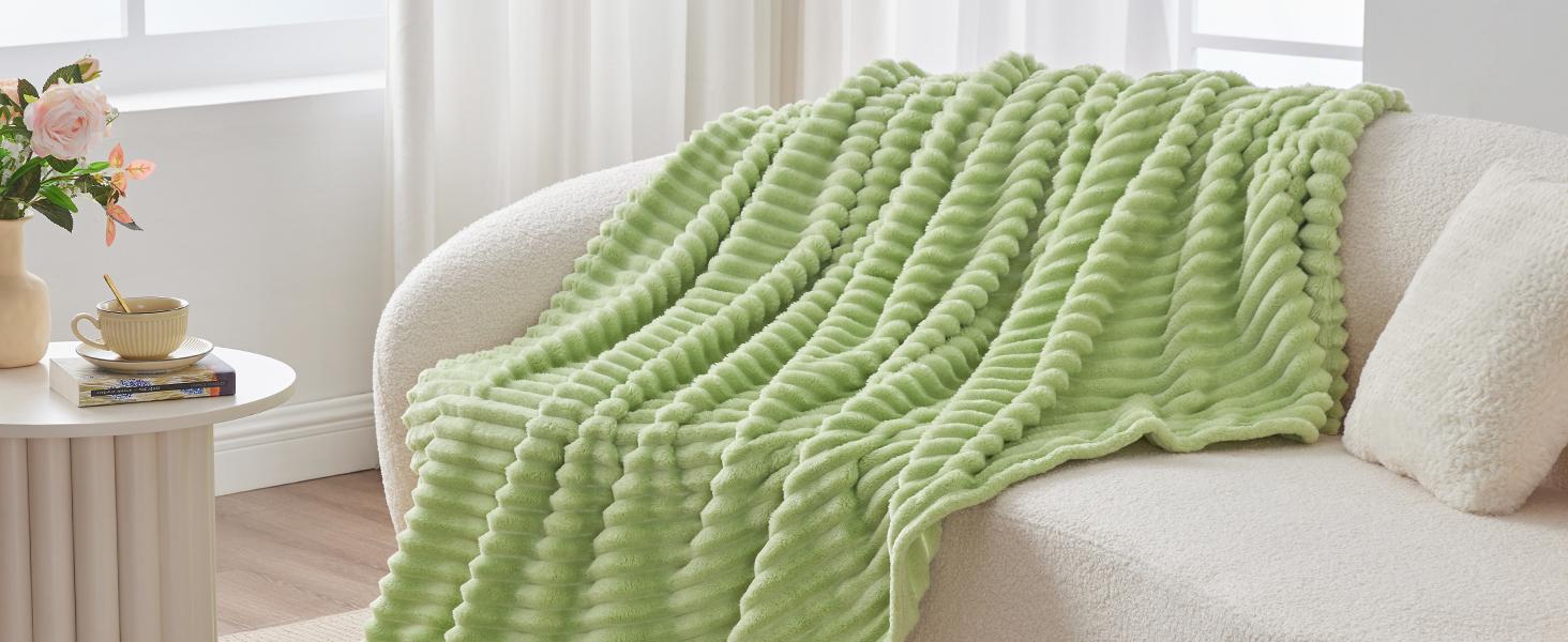BEDELITE Fleece Throw Blanket, 300 GSM Super Soft Blanket, 3D Stripe Texture Fluffy Blanket, Throw Blanket for Couch, Sofa, Bed, Living Room, Home Decor, All Seasons, Decorative, Gift Idea