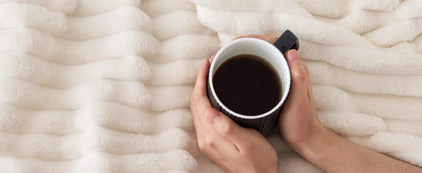 BEDELITE Fleece Throw Blanket, 300 GSM Super Soft Blanket, 3D Stripe Texture Fluffy Blanket, Throw Blanket for Couch, Sofa, Bed, Living Room, Home Decor, All Seasons, Decorative, Gift Idea