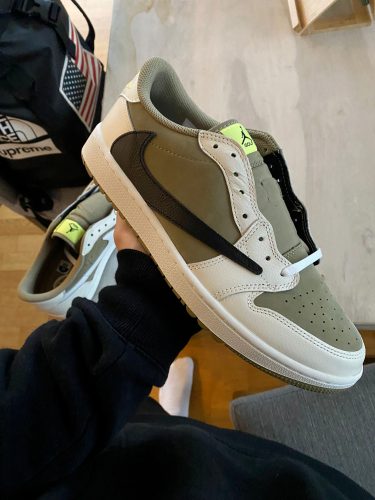 Travis Scott x Jordan Air Jordan 1 Low OG “Medium Olive” photo review