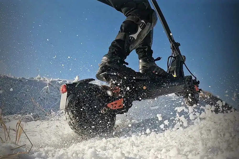 {"default":"Kukirin community snow ride adventure,Kukirin rider exploring snowy trails,Winter fun with Kukirin scooter community,"}
