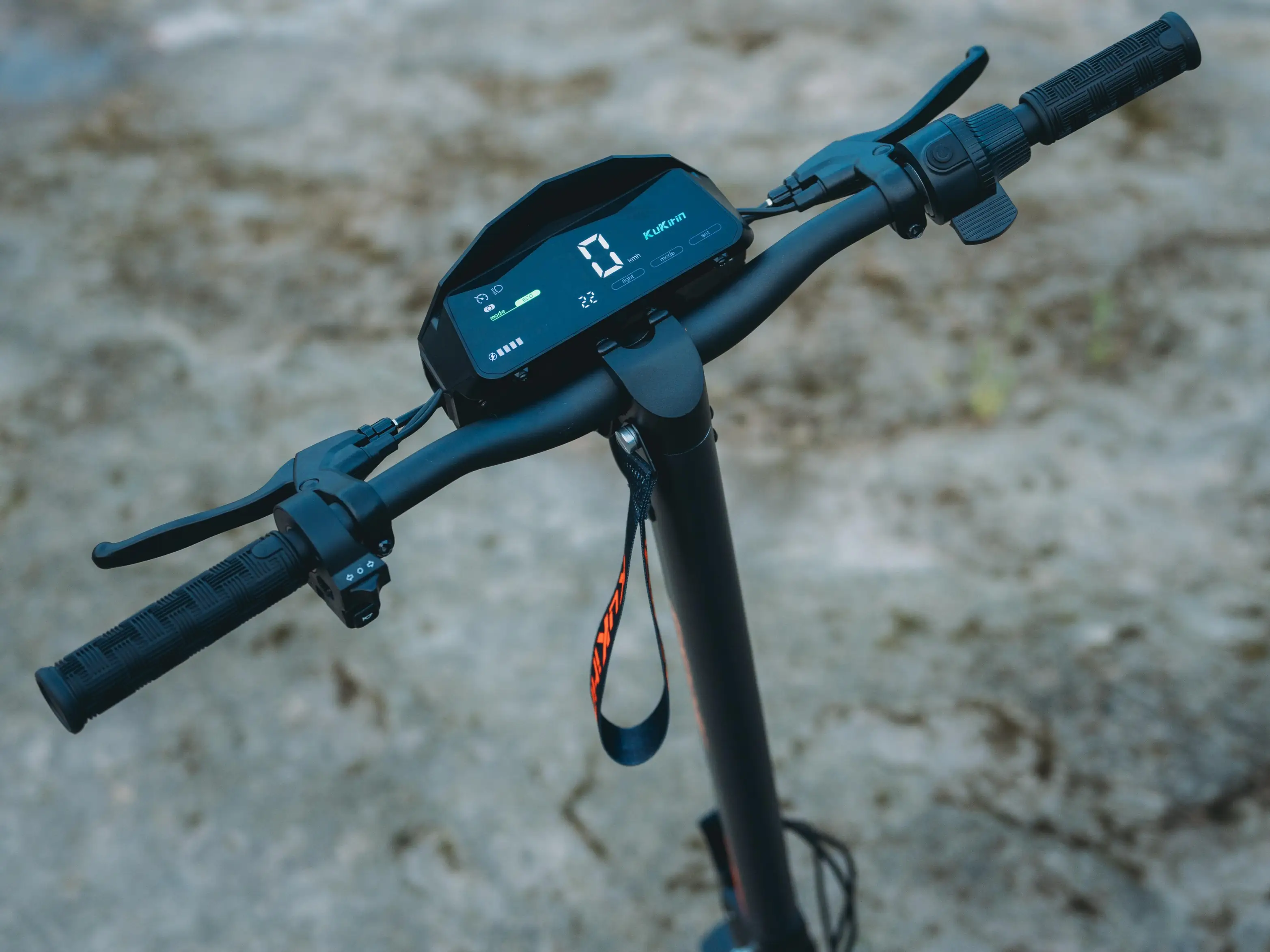KKuKirin G2 handlebar touch screen details, multi-function touch control, 800W motor, 48V 15.6Ah battery, 45km/h max speed, 55km max  range,speed mileage battery real-time display, cruise control & gear switch button, global kukirin