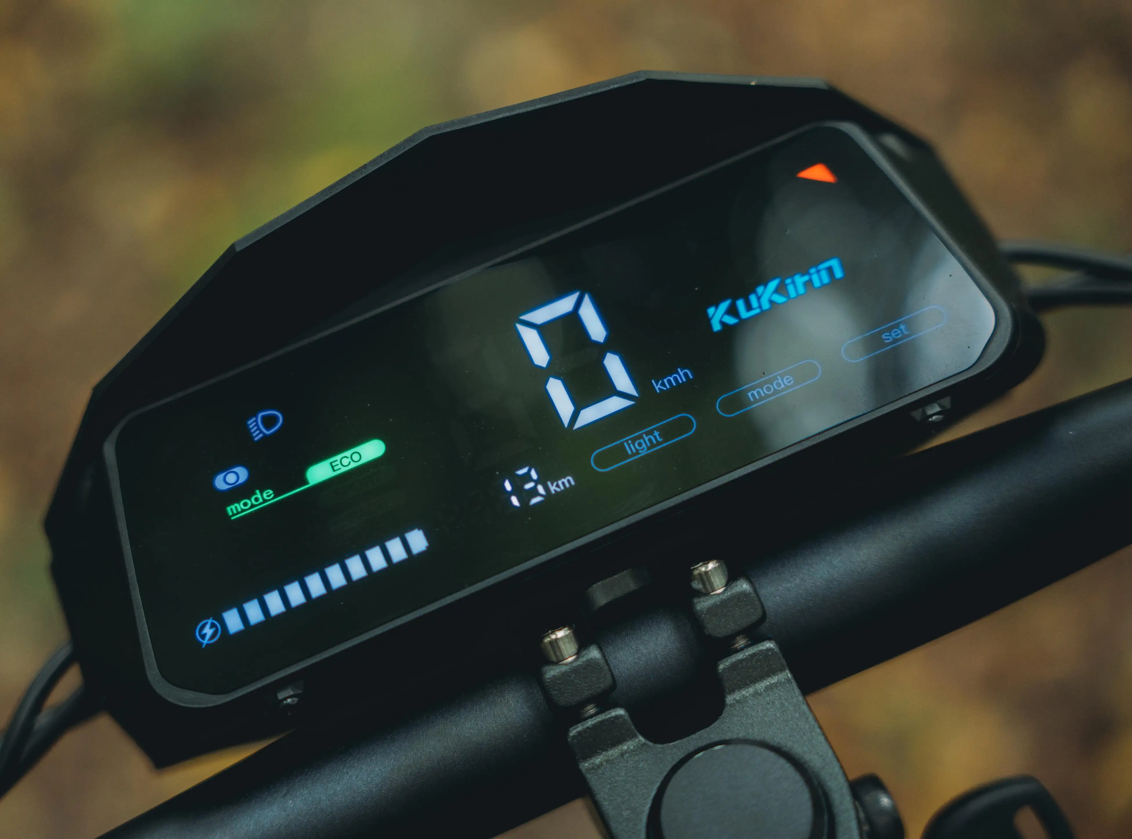 KuKirin G4 handlebar close-up, large touch control screen, display speed/battery/mode, integrated horn, turn signal, headlight switch, electric lock button, intuitive operation, global kukirin